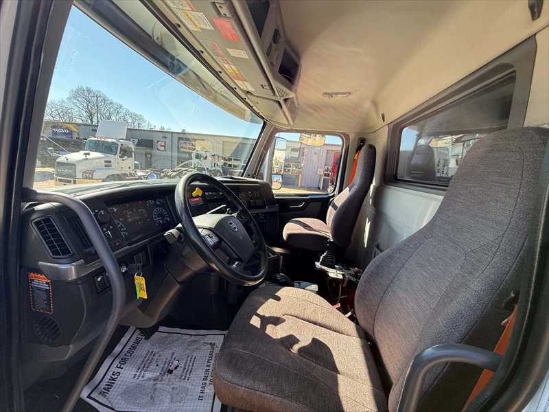 2023 Volvo  VHD84B300