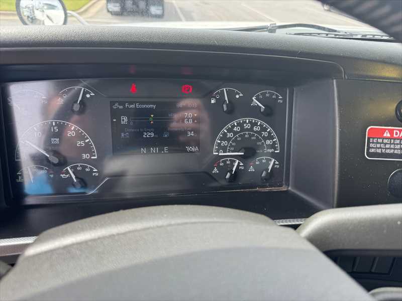 2023 Volvo  VHD84B300