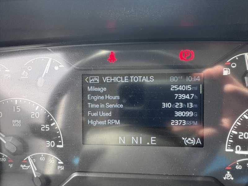 2023 Volvo  VHD84B300