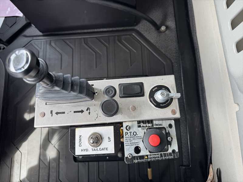 2023 Volvo  VHD84B300