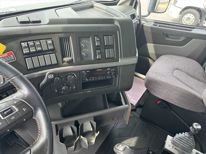 2023 Volvo  VHD84B300