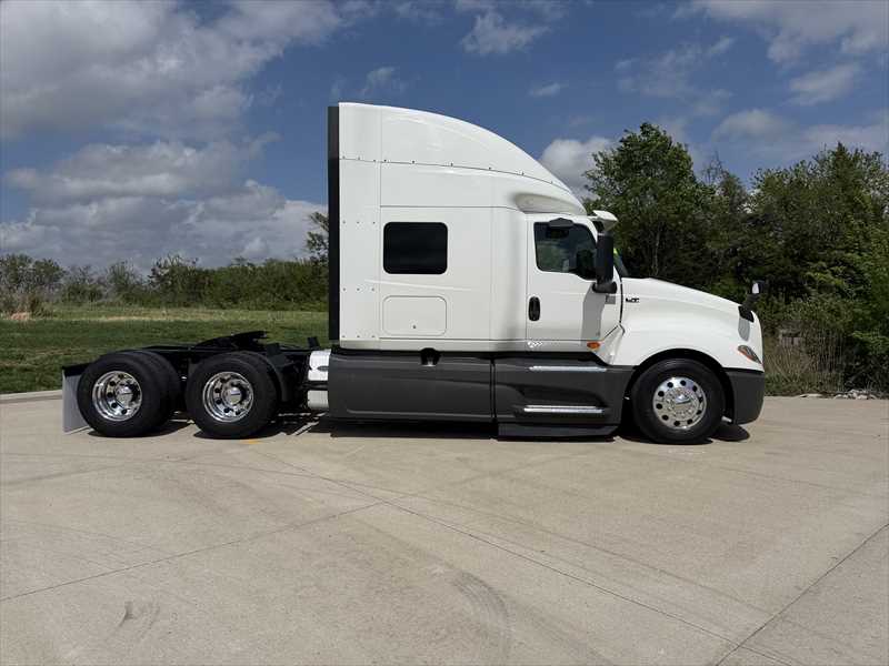 2021 International LT - image 6