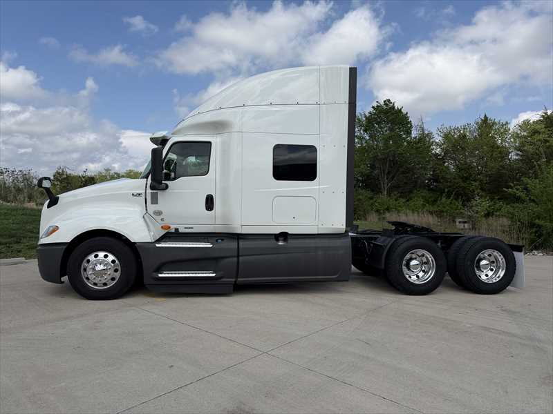 2021 International LT - image 2