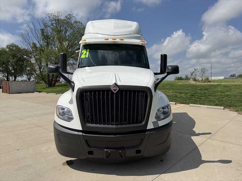 2021 International LT - image 8