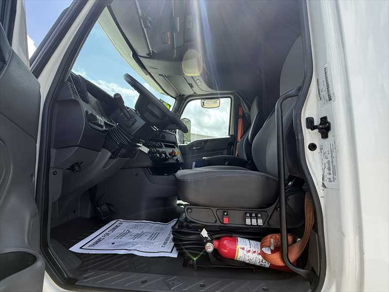 2021 International LT - image 12