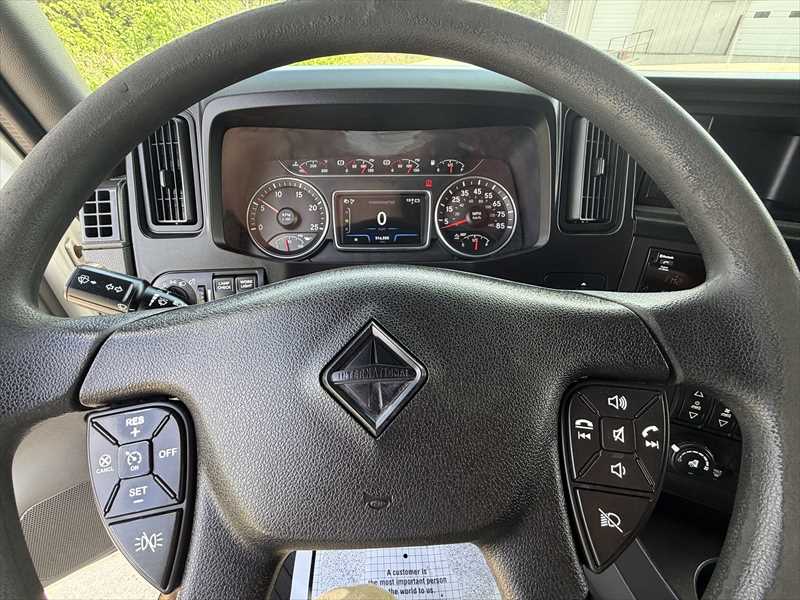 2021 International LT - image 14