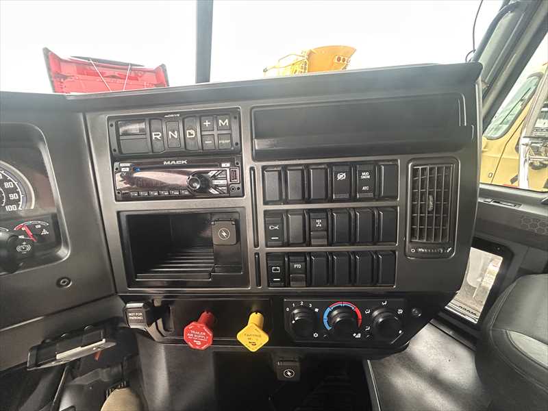 2019 Mack  GR64F