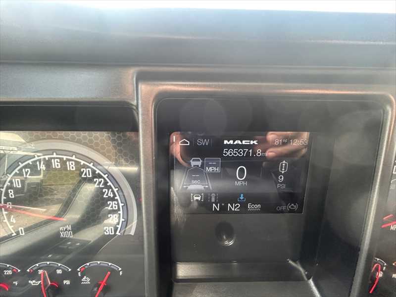 2021 Mack Anthem - image 12