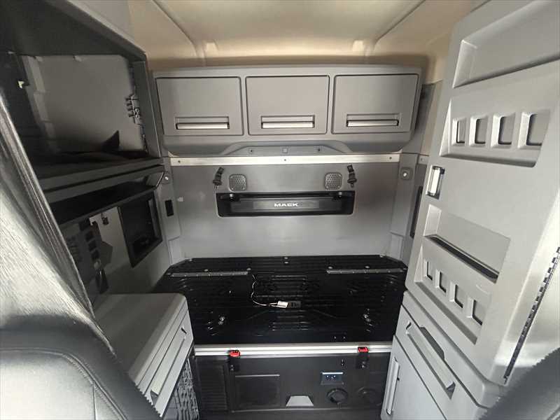 2021 Mack Anthem - image 14