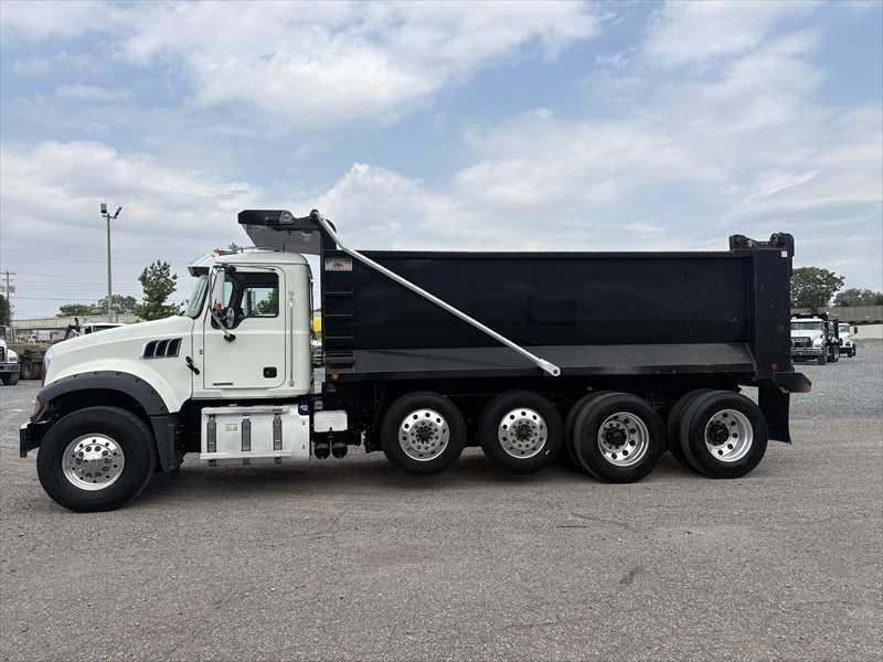 2022 Mack  GR64F