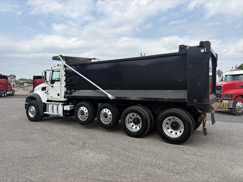 2022 Mack  GR64F