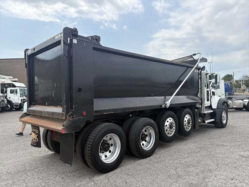 2022 Mack  GR64F