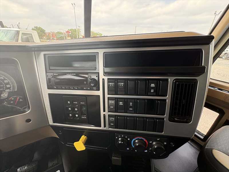 2022 Mack  GR64F