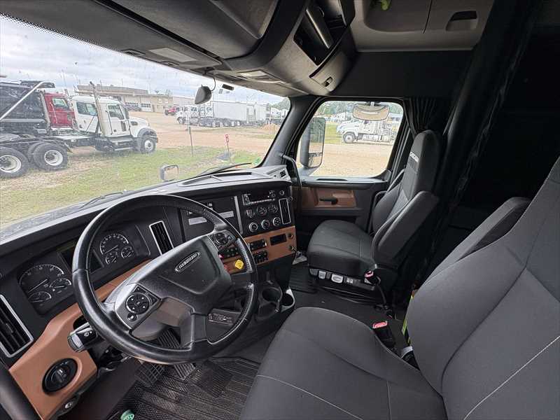 2024 Freightliner Cascadia in Jackson, MS — photo 3