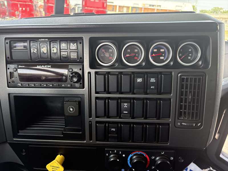 2024 Mack  GR64F