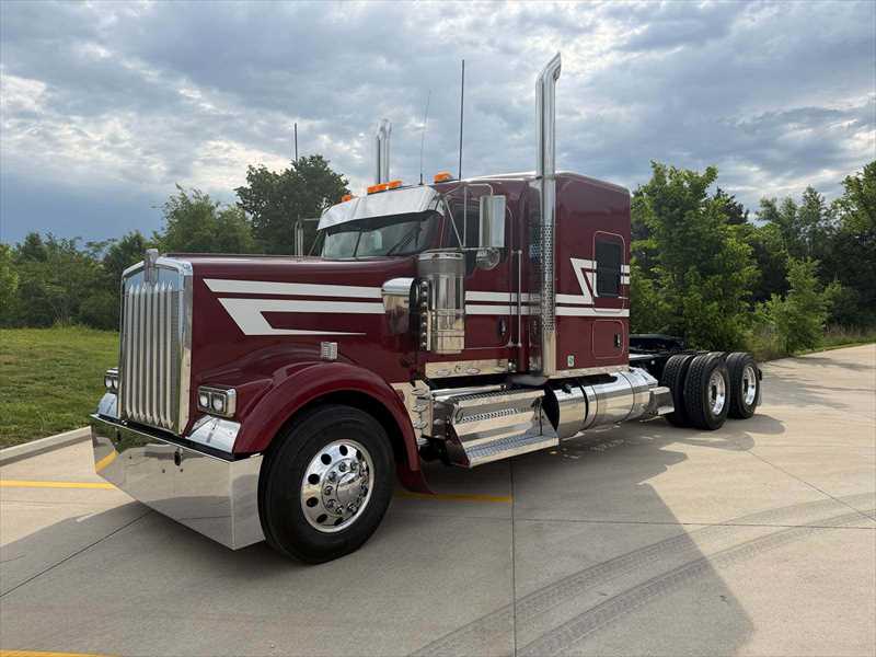 2023 Kenworth W900 in Springfield, MO