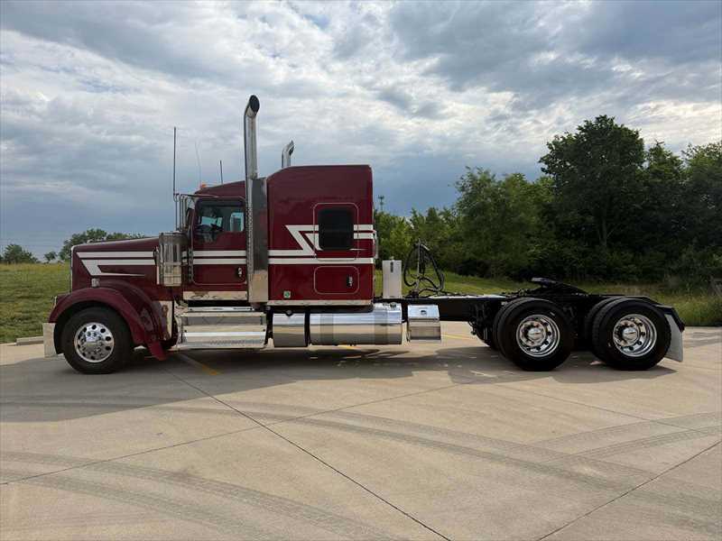 2023 Kenworth W900 in Springfield, MO — photo 2