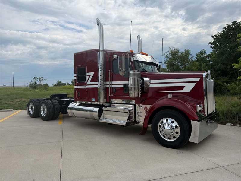 2023 Kenworth W900 in Springfield, MO — photo 8