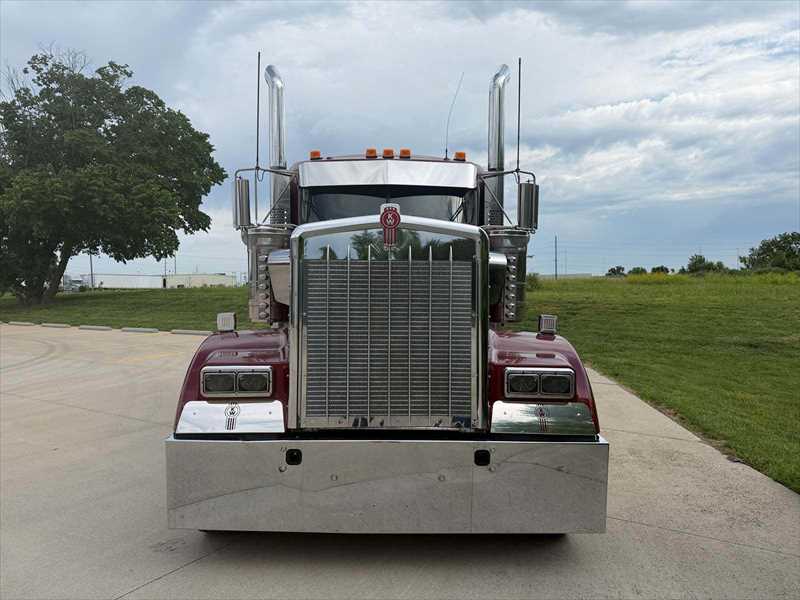 2023 Kenworth  W900L