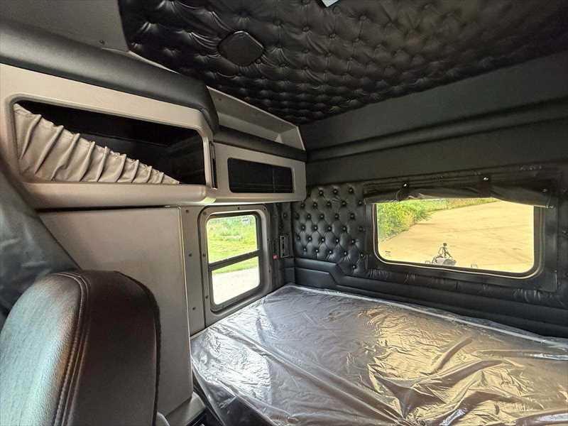 2023 Kenworth  W900L