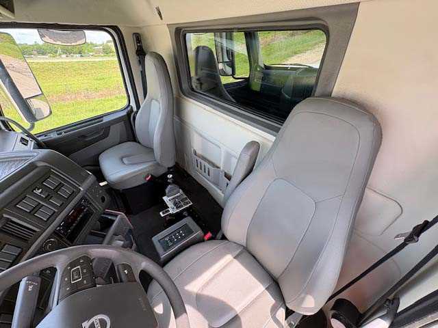 2025 Volvo  VHD84F300