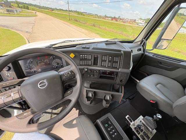 2025 Volvo  VHD84F300