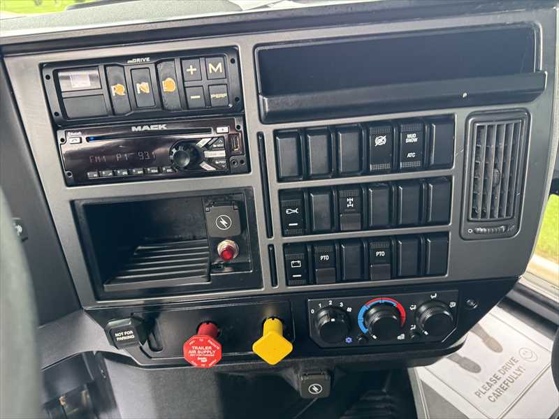 2020 Mack  GR64F