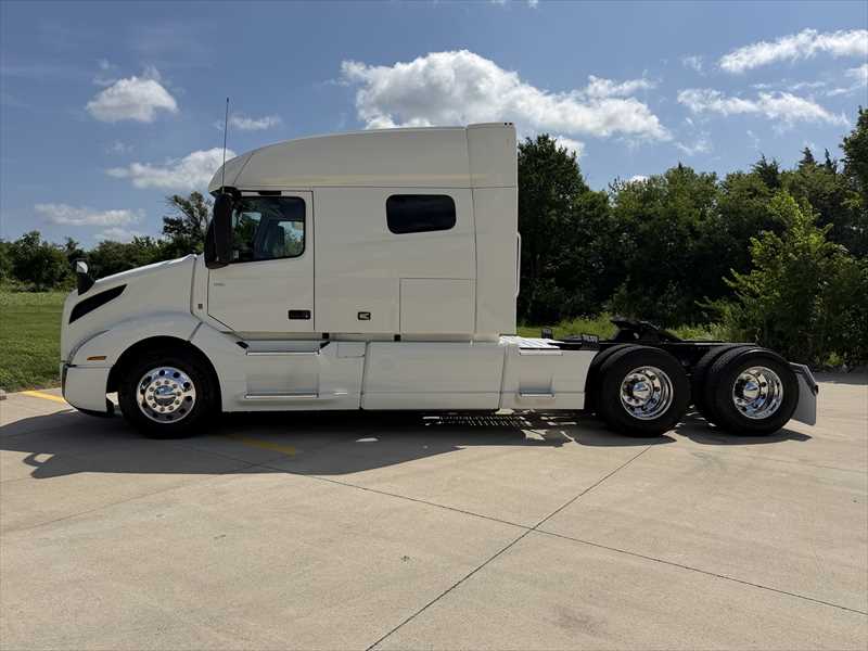 2022 Volvo VNL 860 in Springfield, MO — photo 2