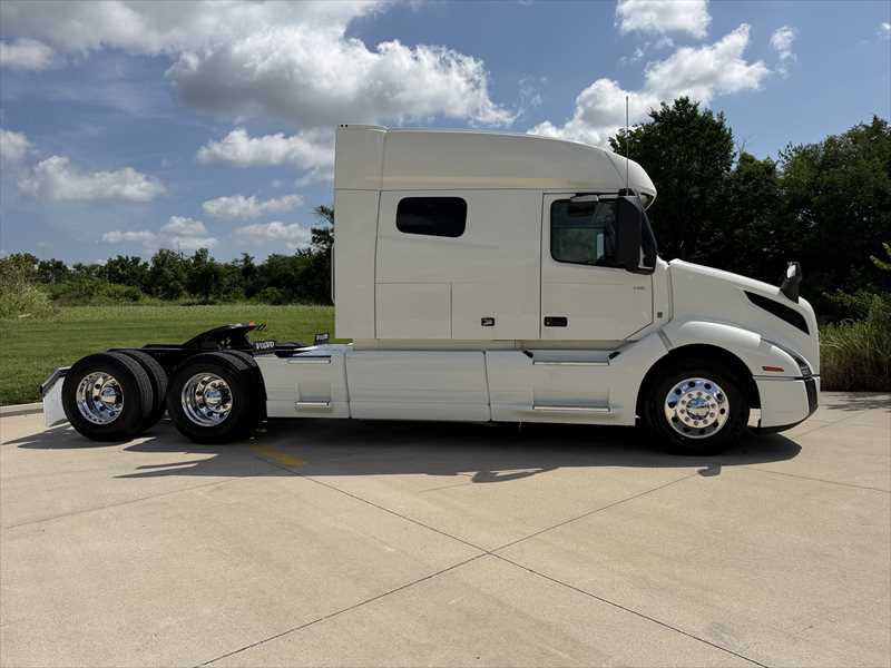 2022 Volvo VNL 860 in Springfield, MO — photo 5