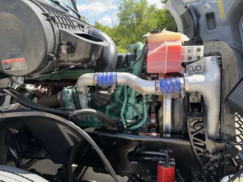 2022 Volvo VNL 860 in Springfield, MO — photo 7