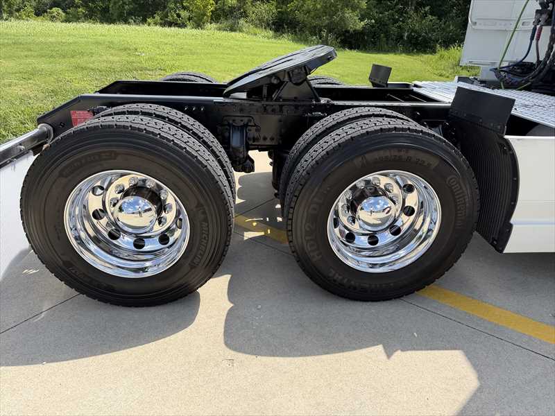 2022 Volvo VNL 860 in Springfield, MO — photo 4