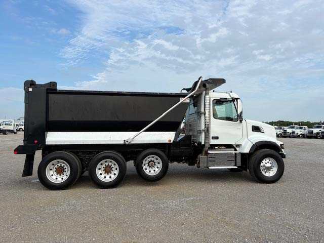 2025 Volvo  VHD84F300
