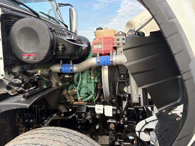 2025 Volvo  VHD84F300