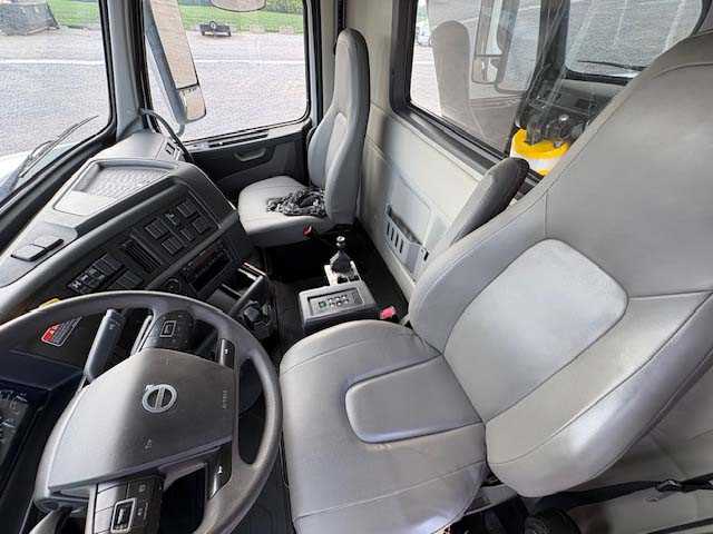 2025 Volvo  VHD84F300