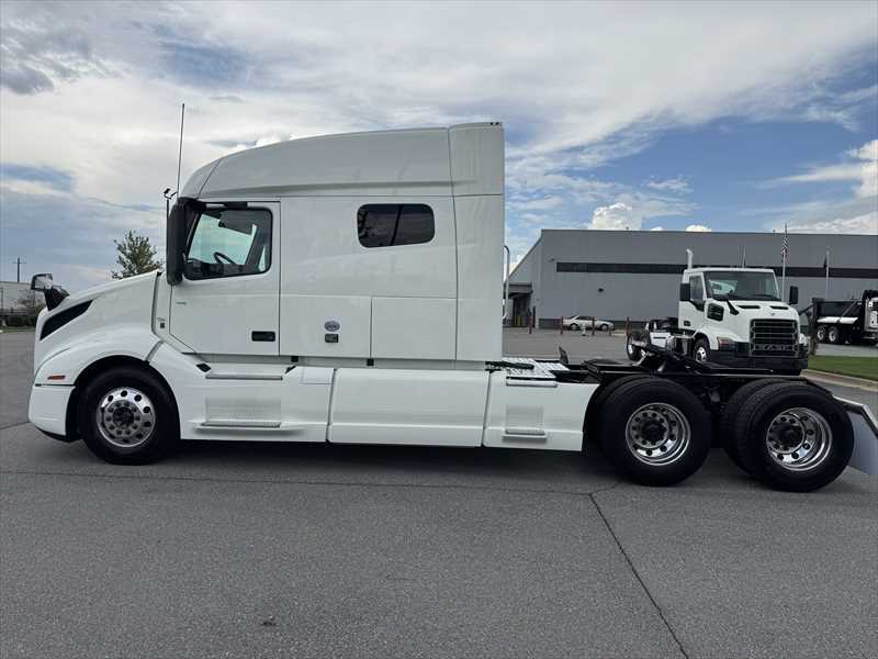 2022 Volvo VNL 860 in Little Rock, AR — photo 2