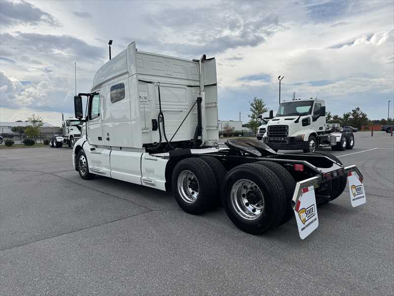 2022 Volvo VNL 860 in Little Rock, AR — photo 3