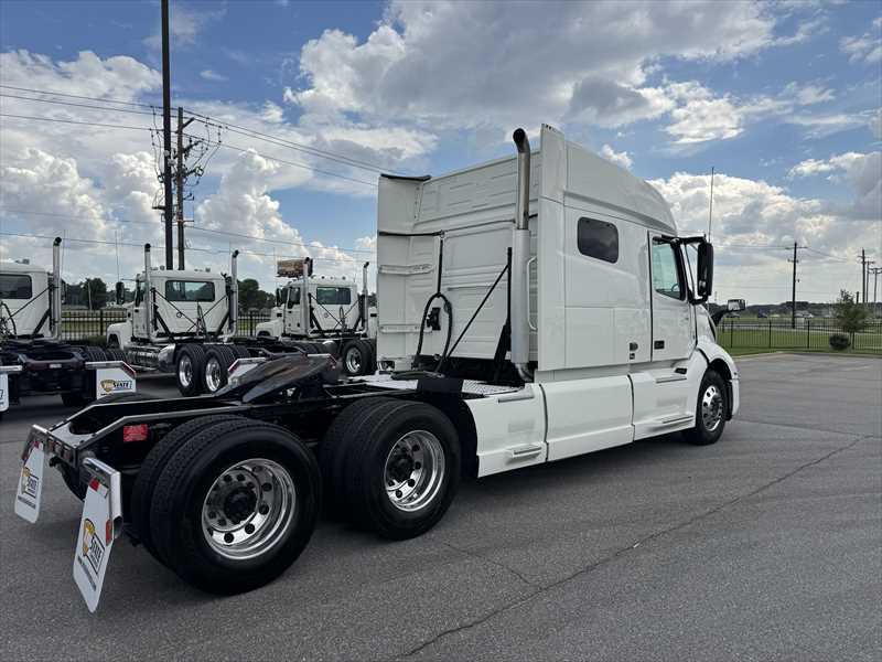 2022 Volvo VNL 860 in Little Rock, AR — photo 4