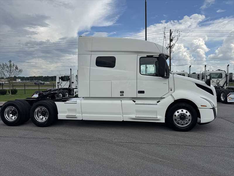 2022 Volvo VNL 860 in Little Rock, AR — photo 5