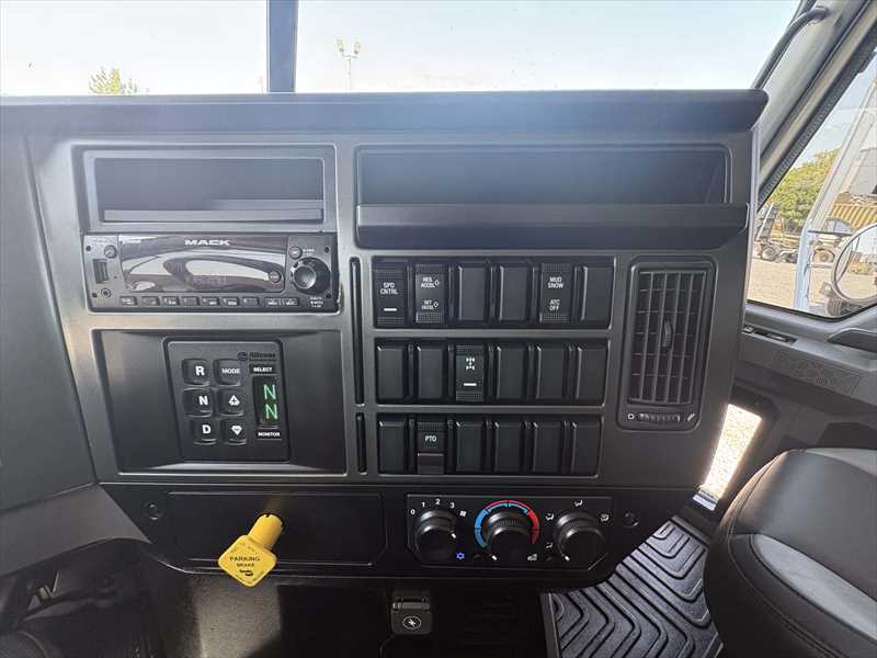 2025 Mack  GR64F