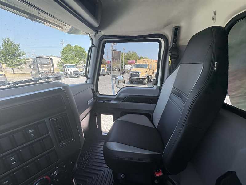 2025 Mack  GR64F