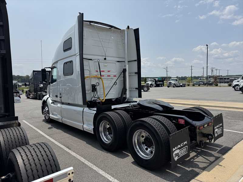2023 Volvo VNL 860 in Little Rock, AR — photo 2