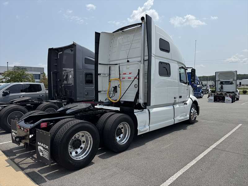 2023 Volvo VNL 860 in Little Rock, AR — photo 3