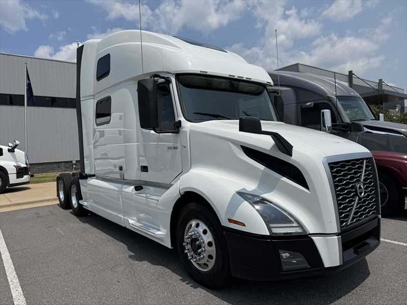 2023 Volvo VNL 860 in Little Rock, AR — photo 4