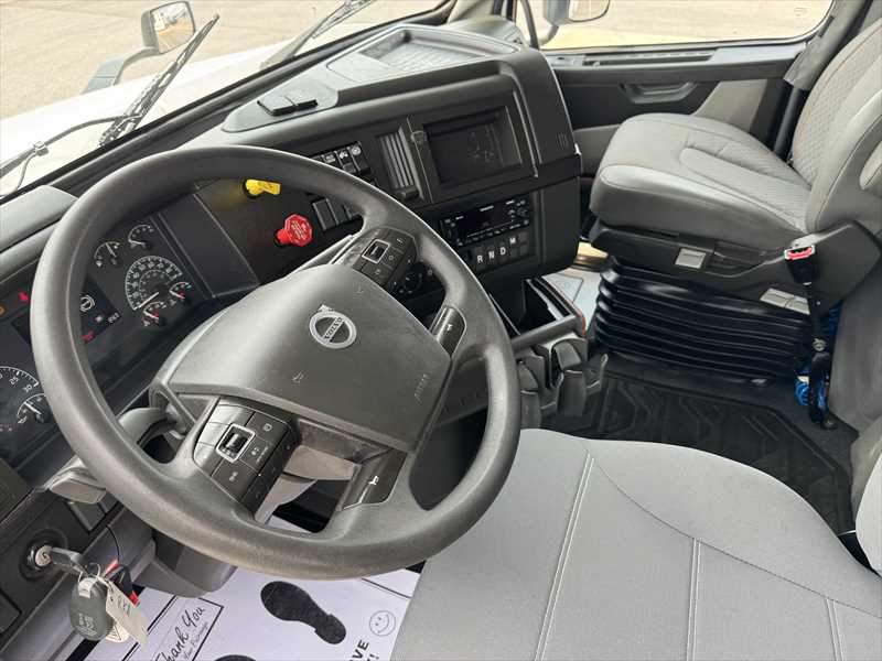 2023 Volvo VNL 860 in Little Rock, AR — photo 5