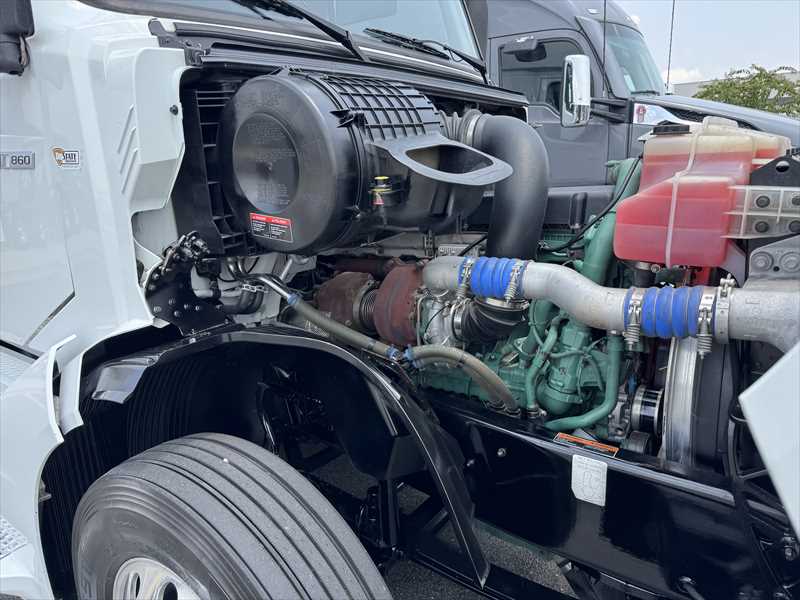 2023 Volvo VNL 860 in Little Rock, AR — photo 6