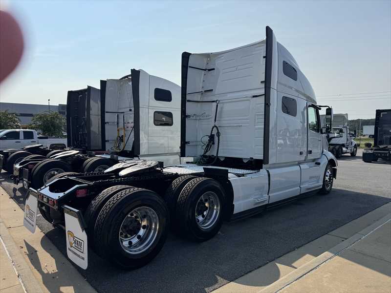 2024 Volvo  VNL64T760
