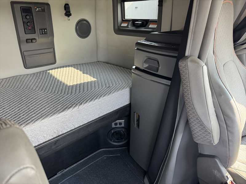 2024 Volvo  VNL64T760