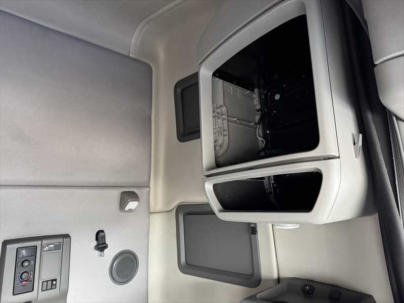 2020 Volvo  VNL64T760