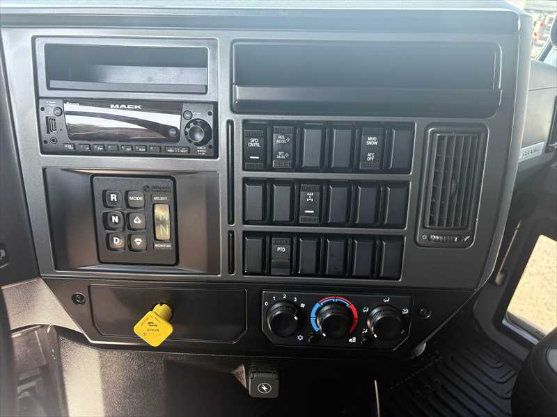 2025 Mack  GR64F