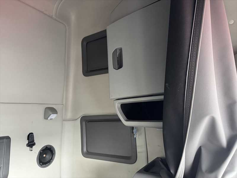 2021 Volvo  VNL64T760
